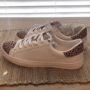 Universal thread sneakers